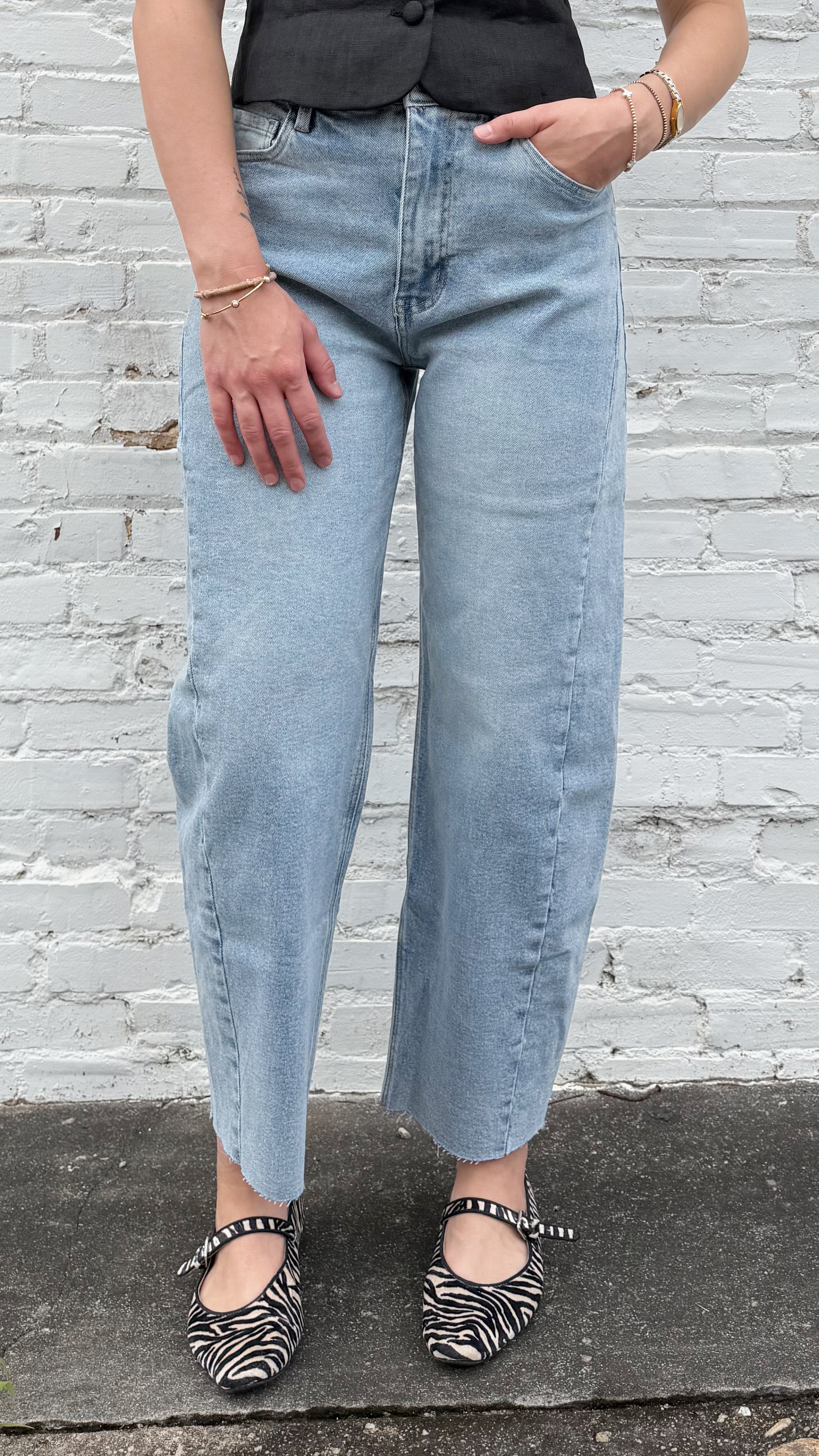 Sloane BLUE by ARTEMIS High Rise Barrel Jeans Light Wash