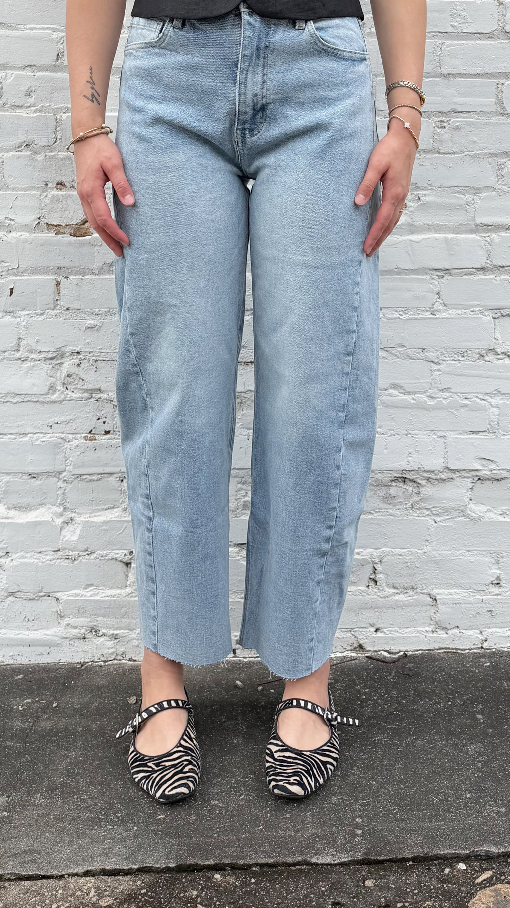 Sloane BLUE by ARTEMIS High Rise Barrel Jeans Light Wash
