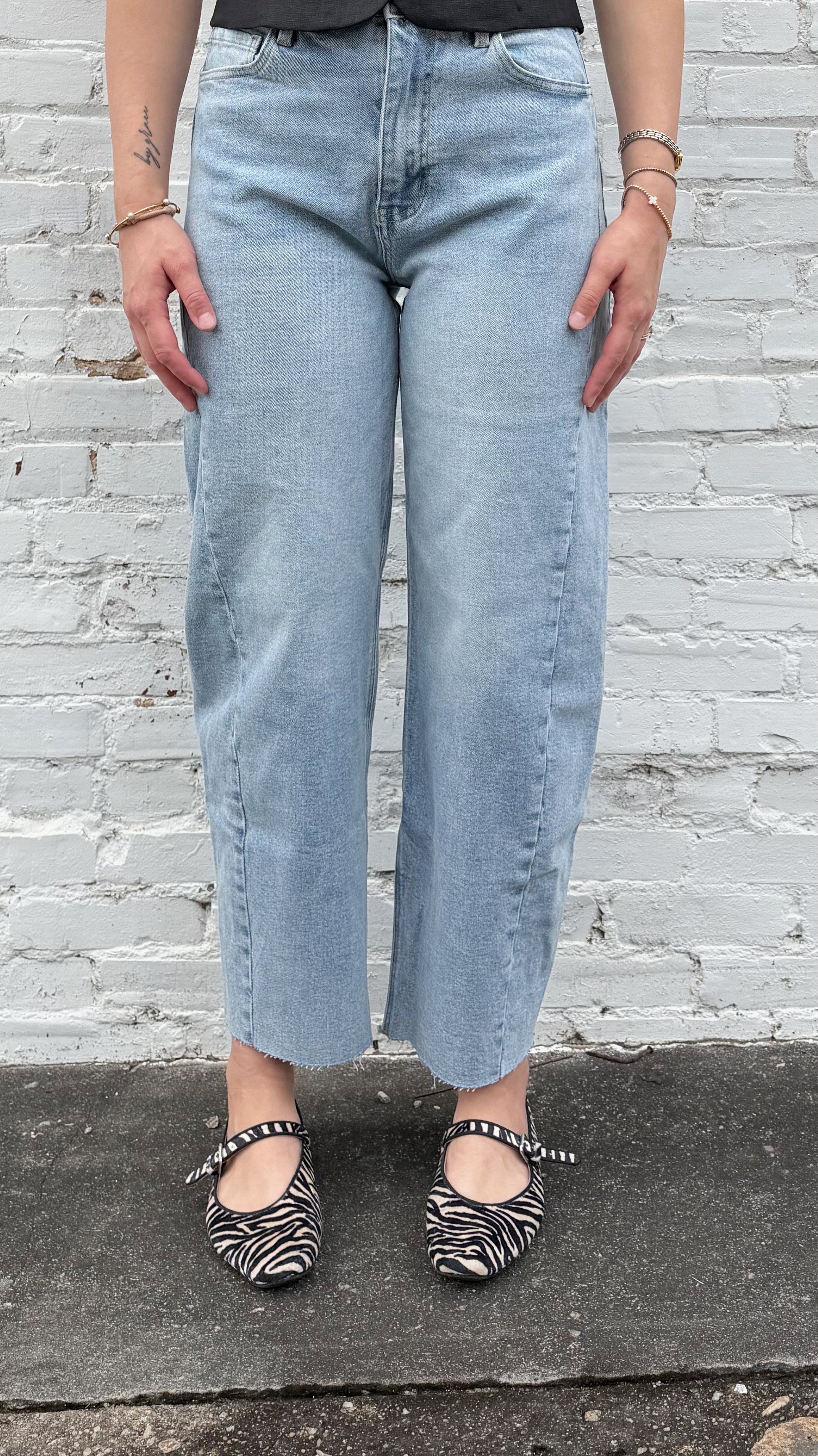 Sloane BLUE by ARTEMIS High Rise Barrel Jeans Light Wash